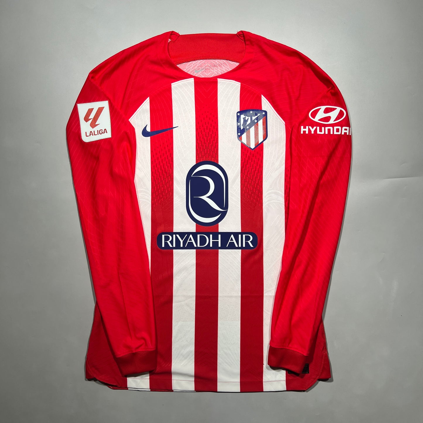 Official #7 Griezmann 23/24 Atletico Madrid La Liga Home Player Issue Long Sleeve Shirt Size M